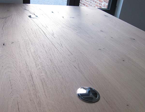 bureautafel-kabelgoot-aansluitpunt