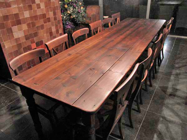 houten-tafel-donkere-afwerking-beits