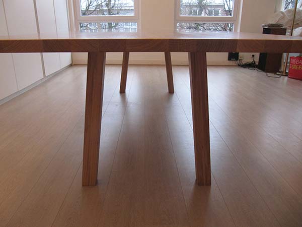 slanke-desiign-schuine-tafelpoten