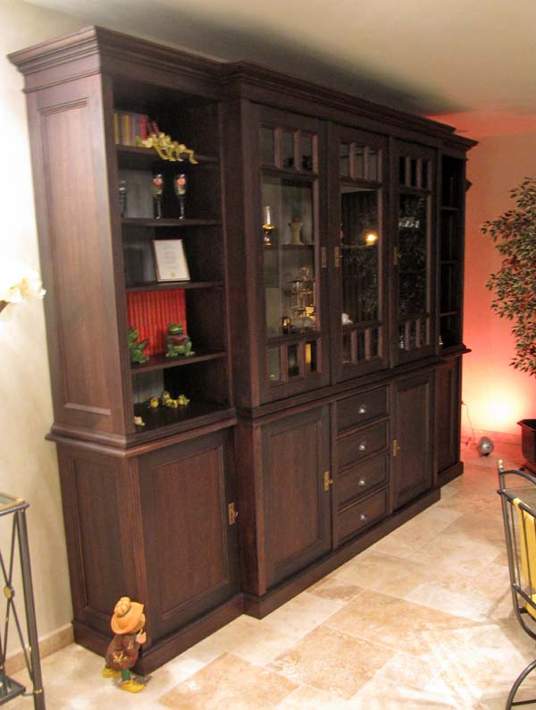 donkere-massieve-houten-kast