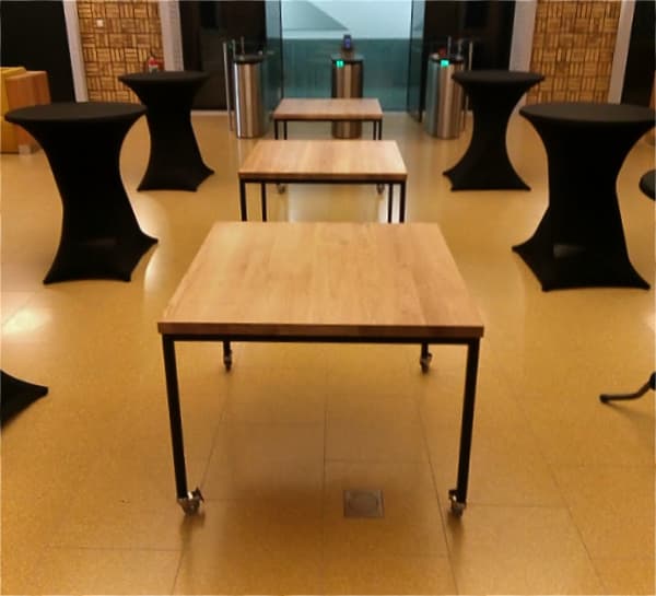 T185b houten tafel wieltjes metaal